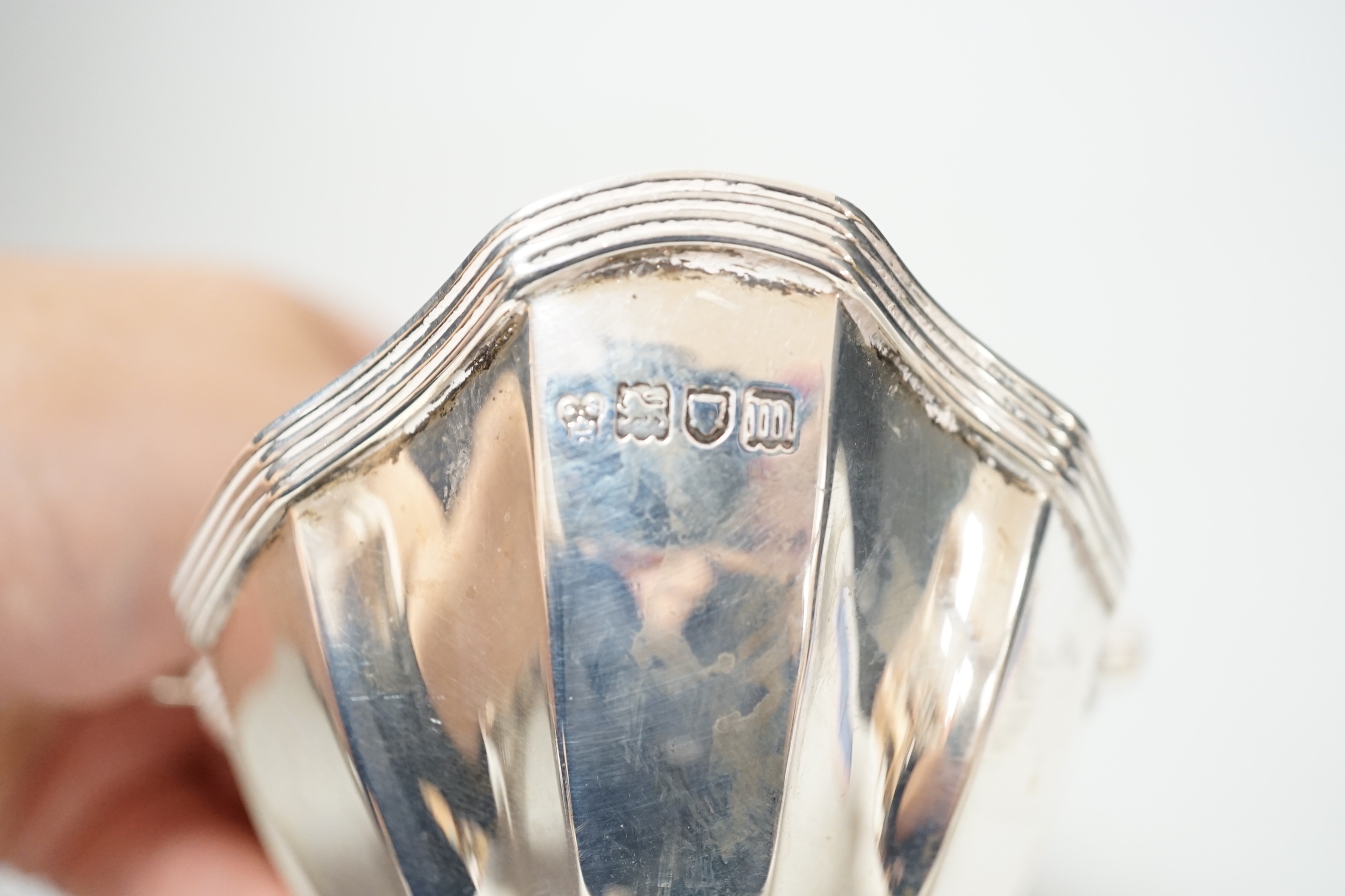 An Edwardian silver boat shaped sugar basket, Charles Stuart Harris & Sons, London, 1907, length 13.4cm, 4.3oz.